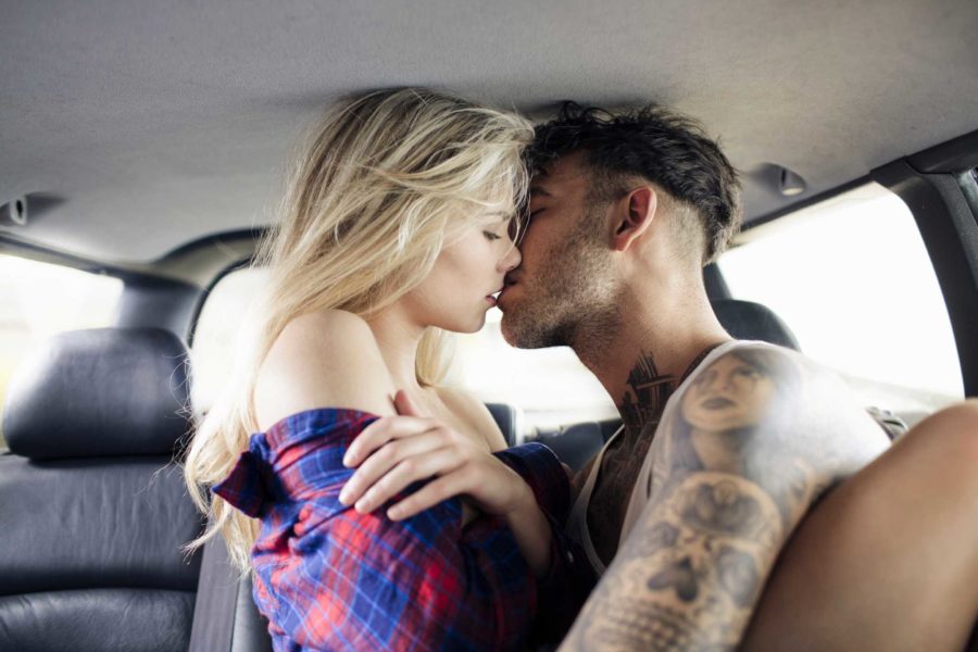 Сексуальная блонда мстит парню с таксистом