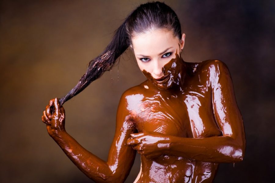 Бразильянка готова показывать свое тело всем - она обливается маслом и демонстрирует себя 