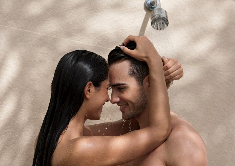 Парень с девушкой любят вместе принимать душ гиф